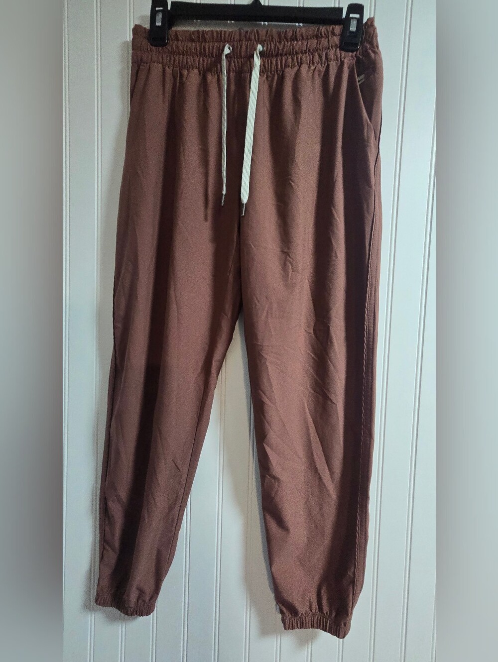 Vuori Women's Rust Brown Drawstring Joggers